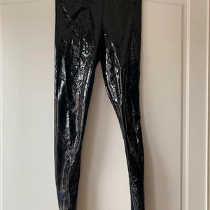 Coola lackbyxor  - Ett par balla lackbyxor från madlady i storlek s/m. De är använda ett fåtal gånger och är i fint skick. Används inte längre pga att jag har bytt stil💕💕