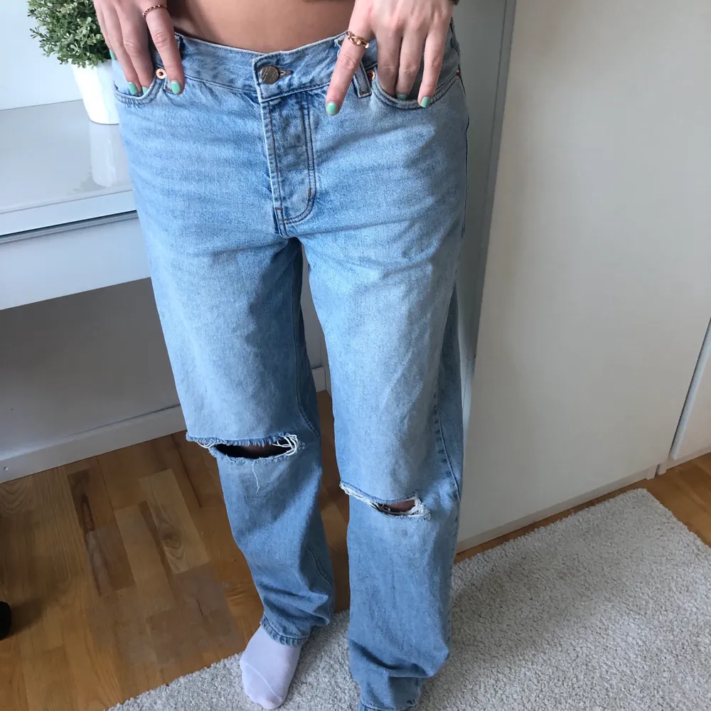 Ett par lågmidjade jeans från Junkyard, har storlek 29 så de inte sitter så tajt, har vanligtvis 36 i jeans. Jag är 1,73 ungefär💞💞köptes för 500 kr. Jeans & Byxor.