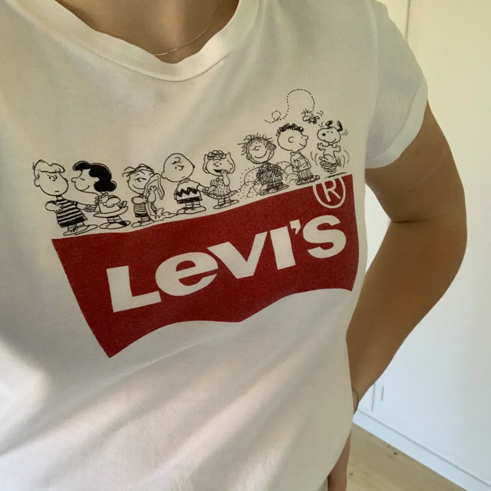 Säljer denna t-shirt som är limited då det inte bara är Levis märket utan även massa andra figurer. Storleken står det xxs men den passar folk som även är xs och s skulle jag säga.. T-shirts.