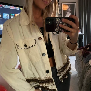 Zara - Jättefin jacka nu till våren, den är från Zara och har superfina detaljer💖💖