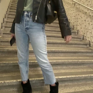 SLUTSÅLDA! - Slut sålda jeans från zara, perfekta för vår/sommaren! Passar till allt och går både att klä upp o ner!💕
