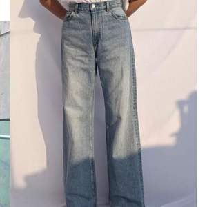 Midjemått: 70cm. Världens skönaste och snyggaste jeans som tyvärr är för små😭 köp så jag har råd att köpa nya🥺