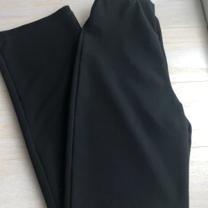 Kostymbyxor  - Superfina kostymbyxor. Resår i midjan och ett material med lite mer textur. Raka i modellen och formar sig jättefint över rumpan. Frakt tillkommer. Skickar alltid spårbart om inget annat önskas💗