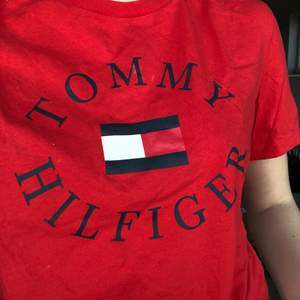 Skön t-shirt från Tommy Hilfiger. Använd endast fåtal gånger och är i bra skick. 
