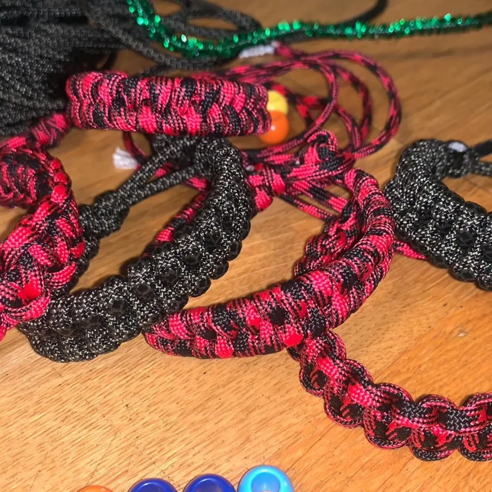 Köp paracord o pärlor armband För 50-55 kr per stycke! . Accessoarer.