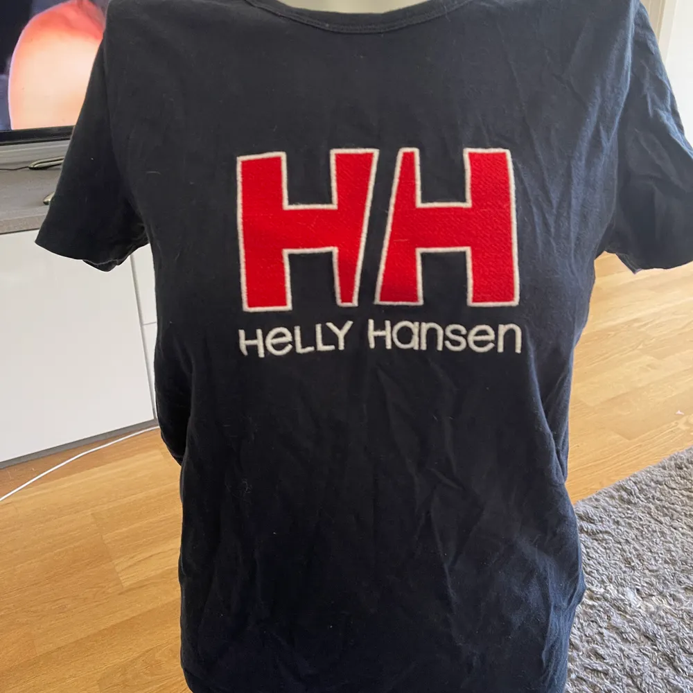 T-shirt från Helly Hansen passar S-M. T-shirts.