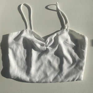 Croppad topp - Croppad topp från bikbok i strl xs! Endast använd en gång och i mycket bra skick! 50kr inkl frakt