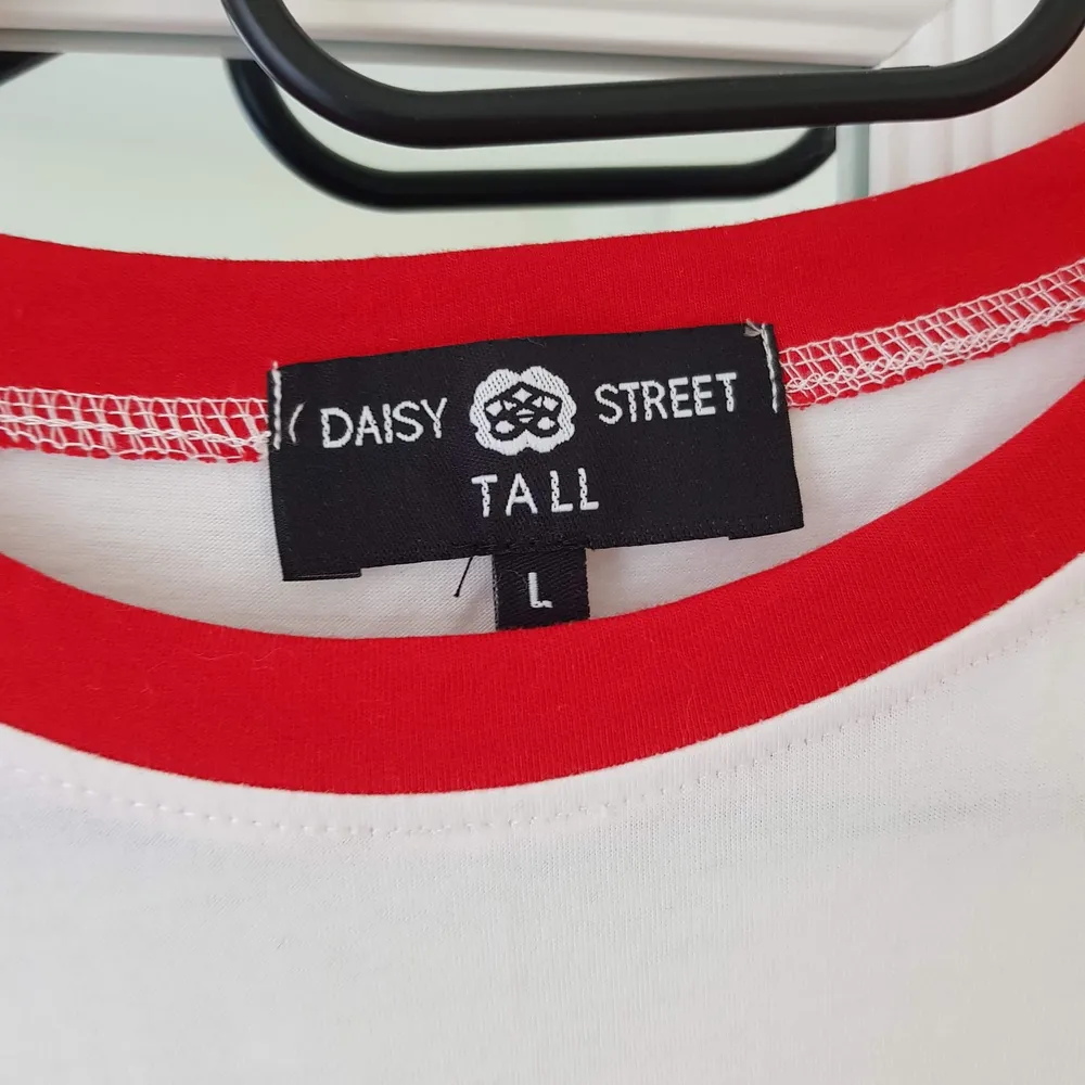 T-shirt från Daisy Street, från deras TALL collection. Large men inte så stor så mer som en Medium. Bara använd EN gång så i fint skick!. T-shirts.