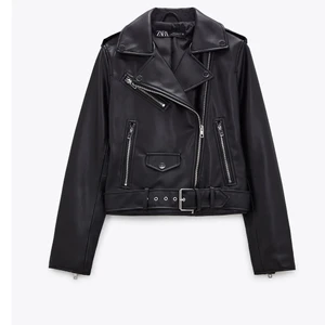 Skinnjacka - Säljer en så fin jacka i skinnimitation  , inga defekter och är i superbra skick!! 💕💕