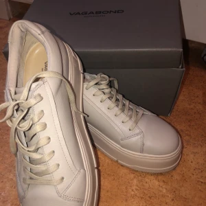Vagabond sneakers  - Vagabond sneakers beiga i storlek 39, Ny pris: 999kr och skicket är som nytt❤️🥰 köparen står för frakt❤️🥰