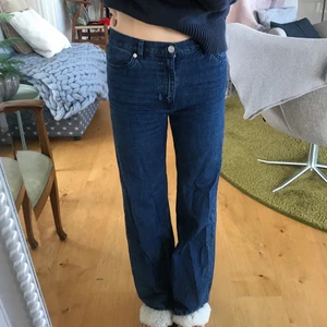 Mörkblå jeans - Snyggaste Yoko-jeansen från monki. Har tyvärr växt ur så vill att någon annan ska få ta över dom💕