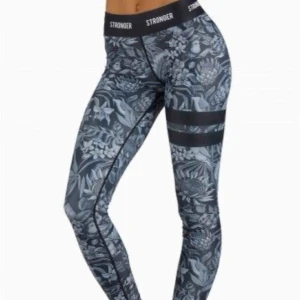  - Säljer mina fina träningstights från Stronger. Använda en del men ändå i mycket fint skick! Nypris - 700 kr.  Fraktar eller möts upp i Uppsala eller Stockholm. 💕