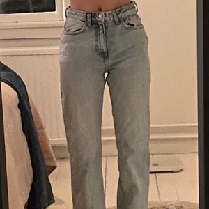 Weekday jeans  - Supersnygga Weekday jeans i modellen voyage. Storlek W26L30, färgen ”morning blue”. Använda endast ett fåtal gånger. Köparen står för frakten! 