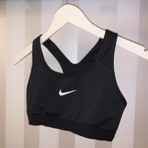 Sport-bh från Nike - Superfin sport-bh från Nike i storlek S! Använd ett fåtal gånger, men som ni ser är skicket i så gott som nytt. 