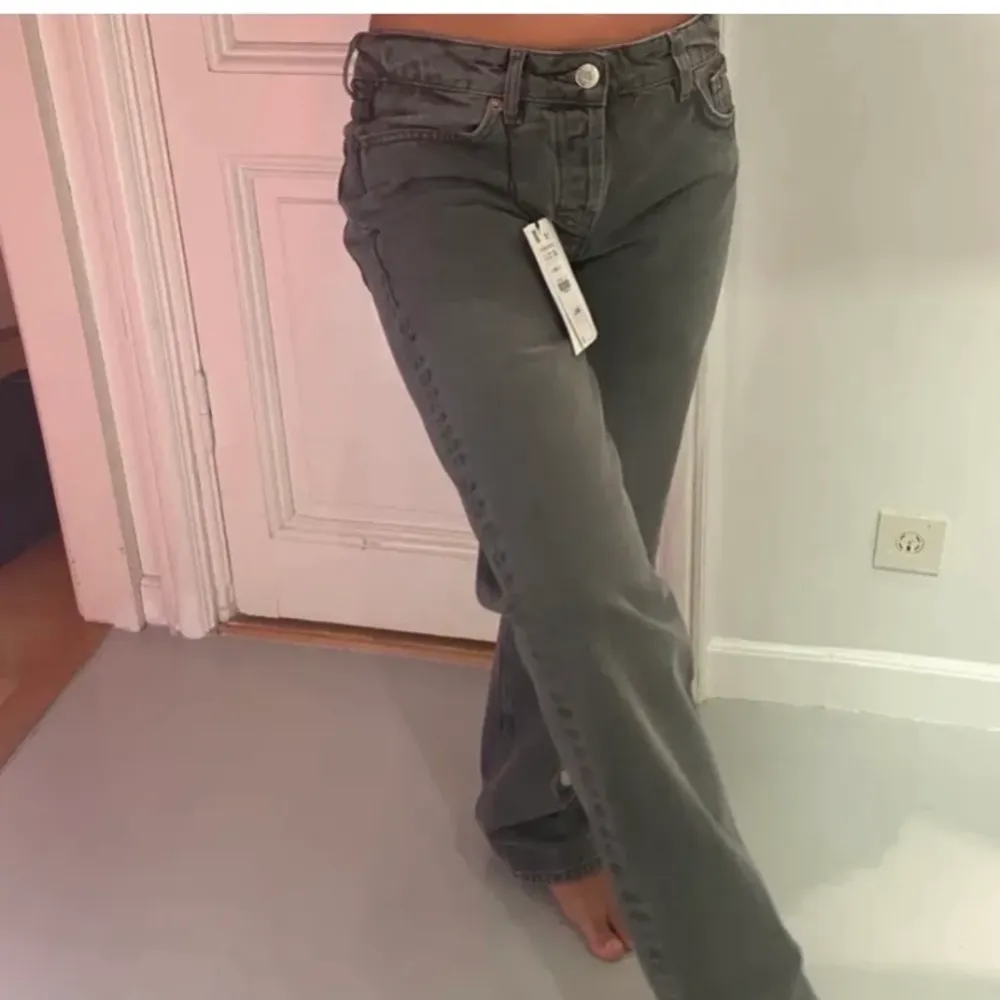 (LÅNAD BILD💗) Säljer de populära lågmidjade gråa zara jeansen i storlek 40 ( passar 38). Köp direkt för  400kr och möts upp i Stockholm, eller köp för 400+ frakt för 66kr!🥰.      (Skriv privat för bilder). Jeans & Byxor.