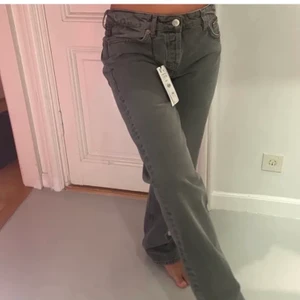 Lågmidjade gråa Zara jeans - (LÅNAD BILD💗) Säljer de populära lågmidjade gråa zara jeansen i storlek 40 ( passar 38). Köp direkt för  400kr och möts upp i Stockholm, eller köp för 400+ frakt för 66kr!🥰.      (Skriv privat för bilder)
