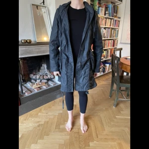 Jeanskappa - Kappa i Jeans/Denim. Snygga sydda detaljer, perfekt till våren. Knytes bak. Stor luva. Kan även skickas, köparen står då för frakt! 