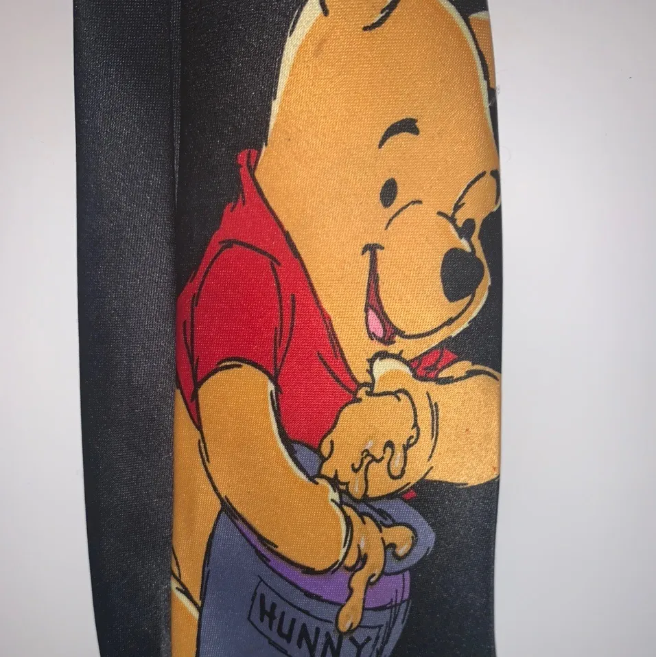 Cute winne the pooh tie, a little textured at the bottom barley noticable. . Övrigt.
