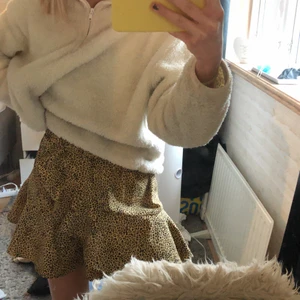 Kjol  - En super gullig kjol i leopard mönster, tycker själv mycket om den, men säljer den för att den tyvärr är för stor för mig. Hör av er vid intresse! Kramis 🤎🐯
