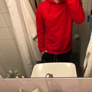 Röd hoodie från Pull&Bear - Röd hoodie använd endast en gång. Säljs då den har blivit för liten. Väldigt fint skick.