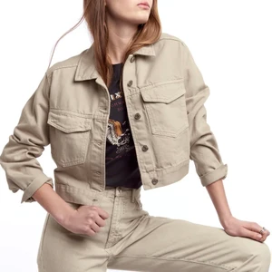 Beige jeansjacka från Gina Tricot stl. S - Super snygg beige jeansjacka från Gina Tricot med oversized passform, har en liknanden därav varför den säljs. Den har lite smink-fläckar på insidan OBS inget som syns när man har på sig den! Köparen står för frakten 📦 🧸