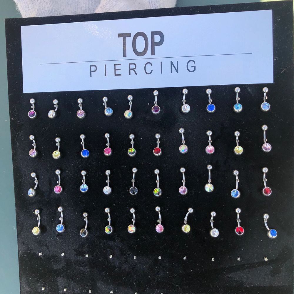 Navelpiercing i kirurgiskt stål säljs för tillfället på REA 15kr styck, finns även i titan och de gäller samma färger +grön där rea priser ligger på 29kr styck. Sjukt billiga priser på bra matrial. ▫️ •kirurgiskt stål - nickel fitt. •Titan 1 nickelfritt och finns ej spår av nickel, ämnen som godkänns av kroppen och är där lett ett läkesmycke och används vid piercing. . ⚫️Frakt kostnad är den samma hur mycket man än beställer för ⚫️Rean gäller storlekarna 6,10 och 12 (ej 8). Accessoarer.