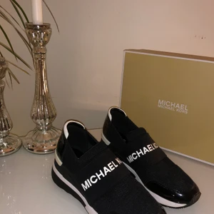 Michael kors skor - Storlek 37,5 passar säkerligen 37 & 38 också. Knappt använda och står bara i garderoben därav säljer jag dem. Köpte dem för 1800kr. Bor i malmö, fraktar inom Skåne (fri frakt). 