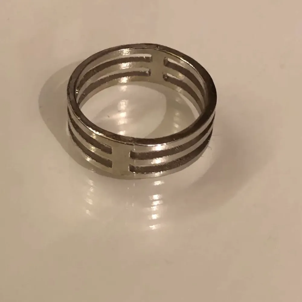 ”Randig ring” köpt för ca 60kr💞 Betalning via swish. Accessoarer.