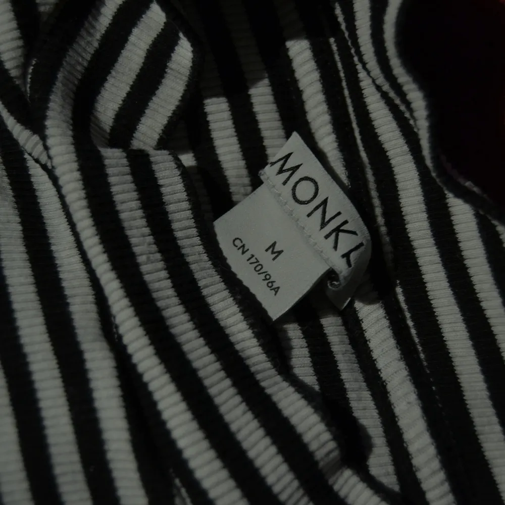Randig långärmad tröja köpt på Monki som inte kommer till användning. Står storlek M men ärmarna är lite korta på mig (162 cm). Använd kanske 3 gånger, köpt för lite under 2 år sen. Köpare betalar frakt och betalning görs via Swish. Toppar.