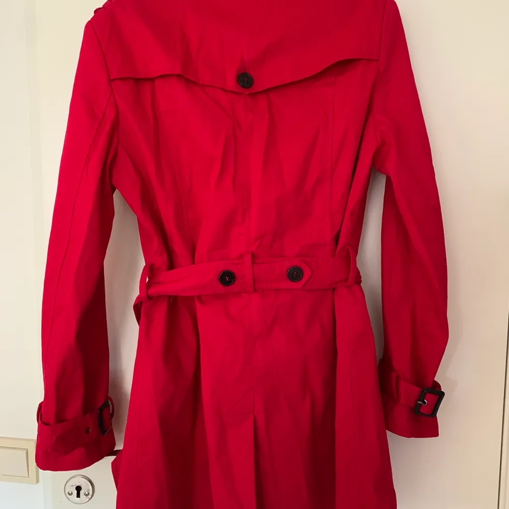 Röd vår kappa köpt i Paris! Köpte den för ca 900kr och den är knappt använd . Jackor.