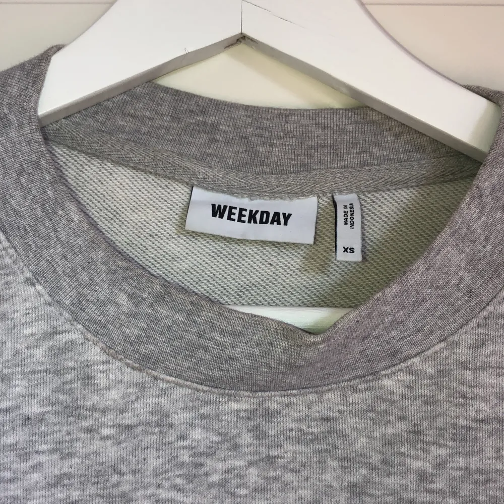 Paris Sweatshirt från Weekday i strlk XS, passar S. Gott skick! Nypris 300kr säljs för 99kr. Tröjor & Koftor.