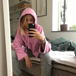 Ljusrosa hoodie från Acne! Storlek S men är oversized så passar från XS-M. Den är lite cropped. Köpare står för frakt. 