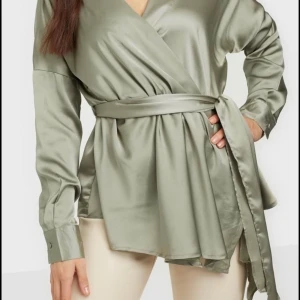 Missguided siden blus storlek 36  - Siden plus .. endast provad 