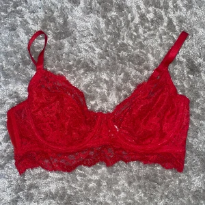 Röd spetsbh - Endast provad men tyvärr för stor för mig. Kostade 200kr ny. Skriv om ni har några frågor🥳