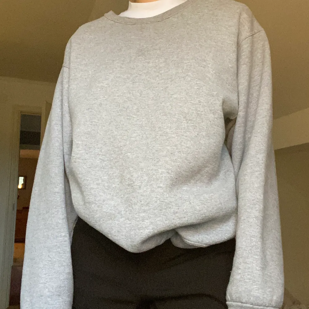 Grå sweatshirt i storlek M/L men sitter snyggt oversized på mig som är S/M. Den är köpt på second hand och snygg att matcha med en vit t-shirt under.. Tröjor & Koftor.