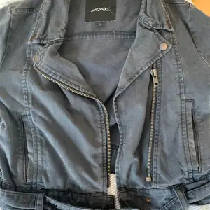 Snygg jeans jacka som är croppad, med svart/grå färg från köp. Köparen betalar för frakt 62kr. Storlek xs/s
