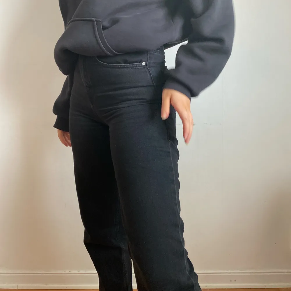 Svarta jeans från NA-KD i storlek 34. Bra skick🖤. Jeans & Byxor.