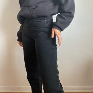 Svarta jeans från NA-KD i storlek 34. Bra skick🖤