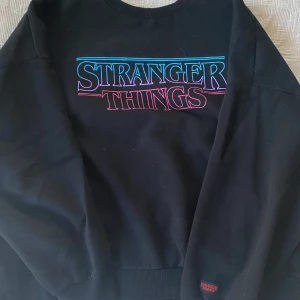Stranger things x pull and bear  - Jätteskön sweatshirt från pull & bear, samarbetat med stranger things. Älskar verkligen den här tröjan men köpt massa nytt så får inte riktigt plats i garderoben. Sitter oversized så väldigt skön. Köparen står för frakt 