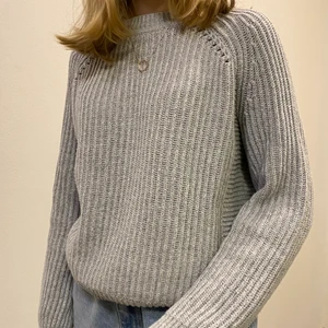 Grå stickad tröja - Fin grå stickad tröja i nyskick💕 sälj pga att den inte kommer till användning 