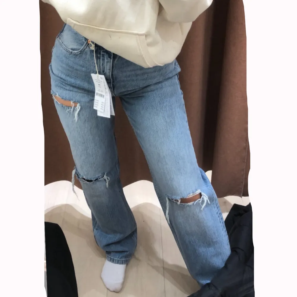 Ett par populära och snygga jeans från Gina tricot i storlek 34, säljer då dom inte kommer till användning. Ny pris 600kr och säljer för 200kr och kan frakta men köparen står för frakten 💕pris kan diskuteras ☺️. Jeans & Byxor.