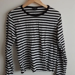 randig tröja  - Jätte söt tröja från Monki i storlek S.    (Frakt kan variera beroende på hur tung klädesplagg är)