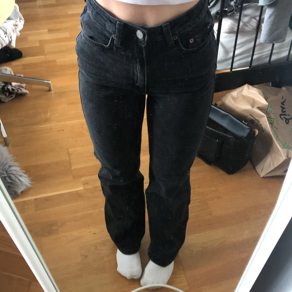 Svarta straight leg jeans, skitsnygga! Modell rowe från weekday. Jeans & Byxor.
