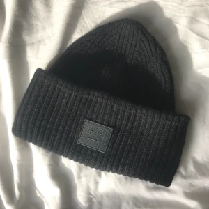 Mössa från Acne - Säljer min Acnemössa använd en vinter. Mycket bra skick. Skriv privat vid intresse eller fler frågor! Nypris 1100kr. Säljer för 520 kr + frakt på 50kr eller möts upp i Stockholm💓