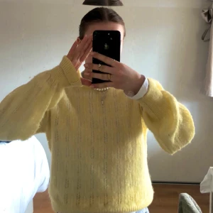 Stickad tröja  - En så fin stickad tröja från Mango, lätt stickad och superfin nu till våren 