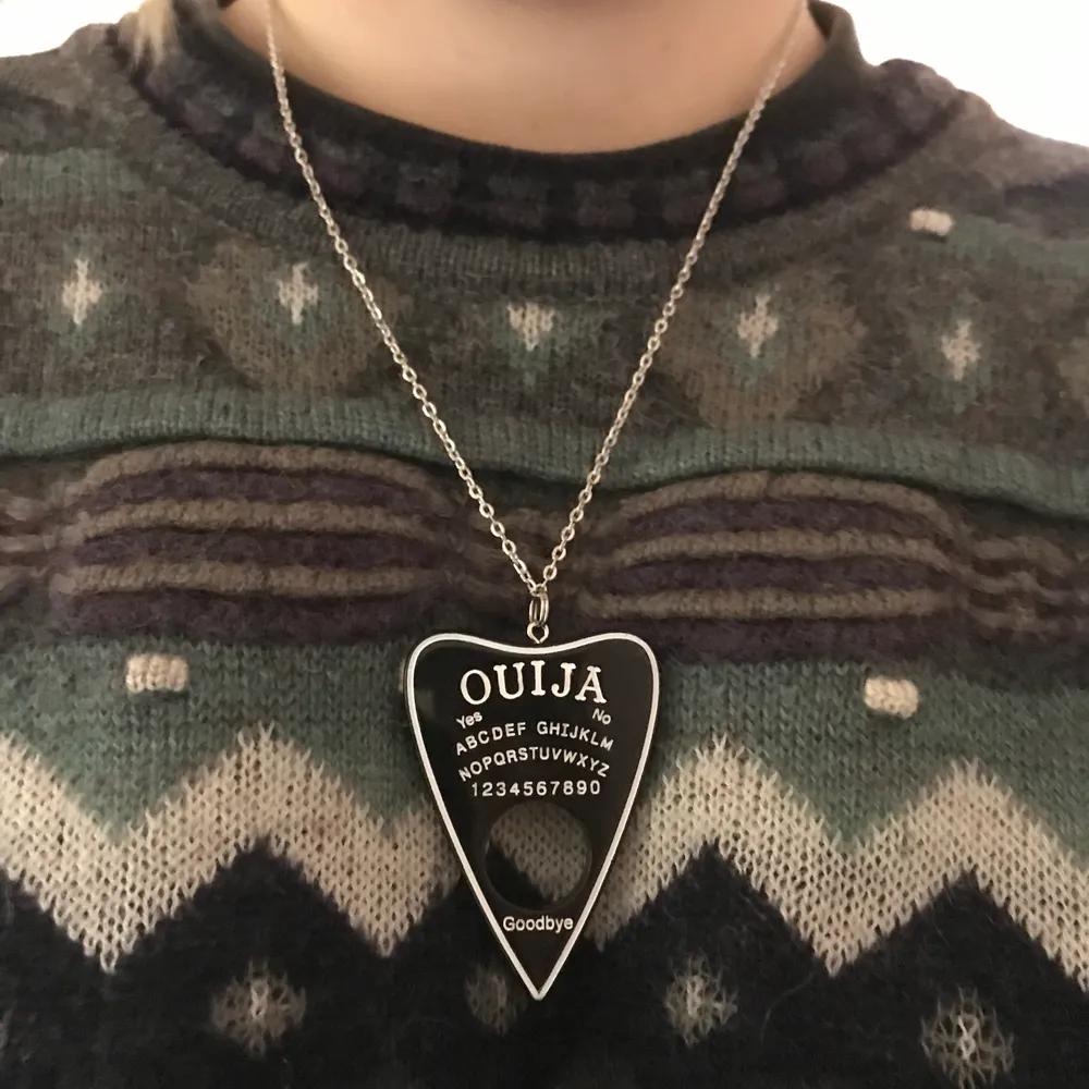 Så fint ouija-board halsband tillverkad i svart resin 🎱🕯 Frakt tillkommer på 11kr !! . Accessoarer.