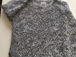 Indigo Collection - Fin tröja i blå och vitt. 70% acrylic,30% polyester.