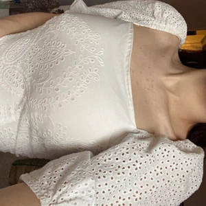 söt sommar topp  - Köpt på bikbok för 250kr, använd 1 gång så den är i bra skick. Storlek XS men skulle kunna passa S med. Kan mötas upp i Lund annars står köparen för frakt 💕