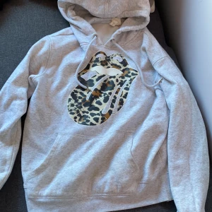 Grå Hoodie - Köpt på H&M och använt ett fåtal gånger. Bra skick, inga skavanker. Rökfritt hem med hund. Kika gärna in mina andra plagg! :)