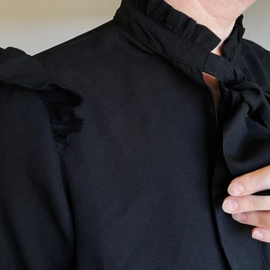 Blus - Blus feån Gins Tricot. Liten i storlek så den funkar även som 38/40